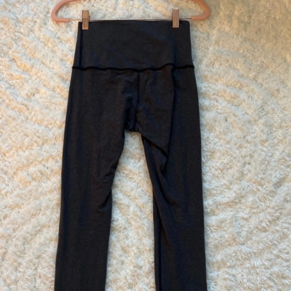 Lululemon grey legging.
